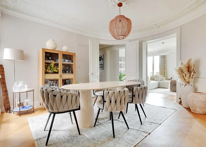 Elegant 2bdr Arc De Triomphe Champs-elysees Daire